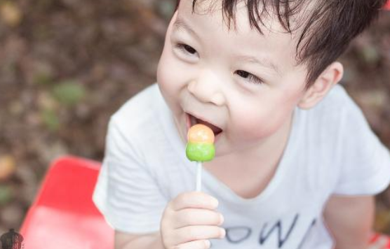 小孩不肯在飯桌上吃飯什么原因 寶寶不在飯桌上吃飯怎么辦