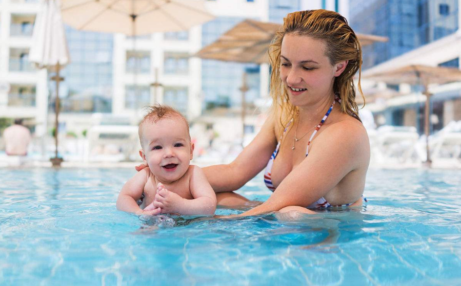 夏季寶寶游泳需要請教練嗎 寶寶游泳前需要注意什么