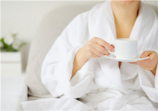 睡前喝水眼睛會腫嗎 早上消眼腫的方法有哪些2018