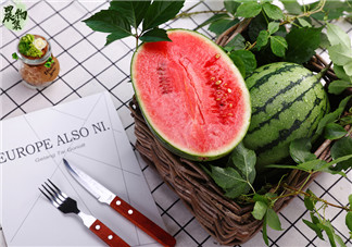 為什么西瓜吃多了大便會紅色 西瓜吃多了會導致缺水是真的嗎