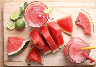為什么西瓜吃多了大便會紅色 西瓜吃多了會導致缺水是真的嗎