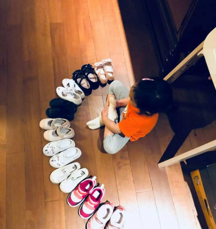 朱亞文女兒鞋子太多出門難 如何給孩子買鞋子