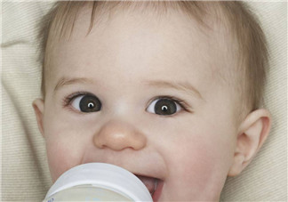 新生兒一般每天吃多少奶量 如何照顧新生兒