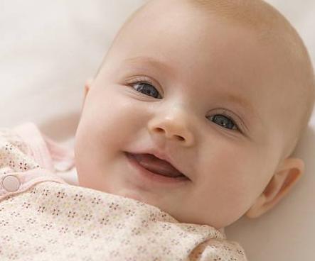 寶寶一個人玩的心情說說 寶寶自己玩的開心的句子短語