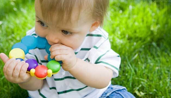 孩子喜歡往嘴里塞東西怎么辦 為什么小孩喜歡往嘴巴放東西