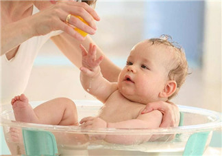 給寶寶洗澡的心情說說 小孩洗澡開心的說說句子短語