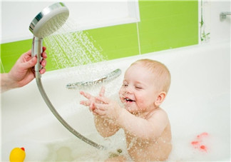 給寶寶洗澡的心情說說 小孩洗澡開心的說說句子短語