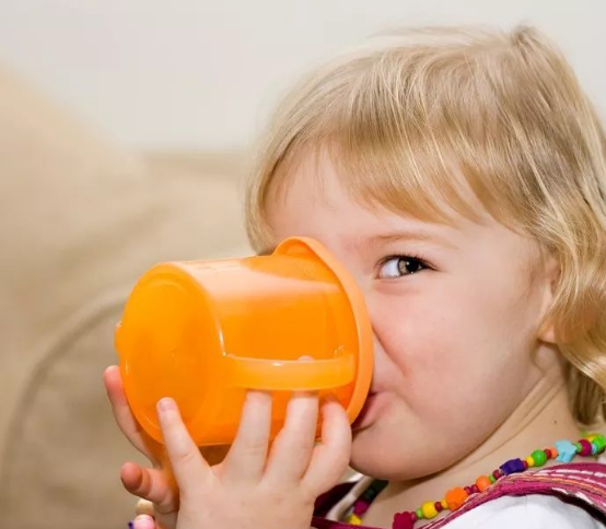 孩子不用水杯喝奶怎么辦 不同年齡學(xué)飲杯不同 孩子不用水杯喝奶怎么辦 不同年齡學(xué)飲杯不同