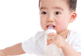 孩子不用水杯喝奶怎么辦 不同年齡學(xué)飲杯不同 孩子不用水杯喝奶怎么辦 不同年齡學(xué)飲杯不同