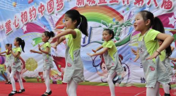 兒童節小孩節目輸了怎么安慰 小孩表演節目名次低家長怎么教育