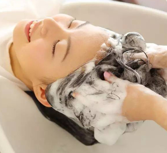 早上洗頭好還是晚上洗頭好 洗頭發加鹽有什么好處