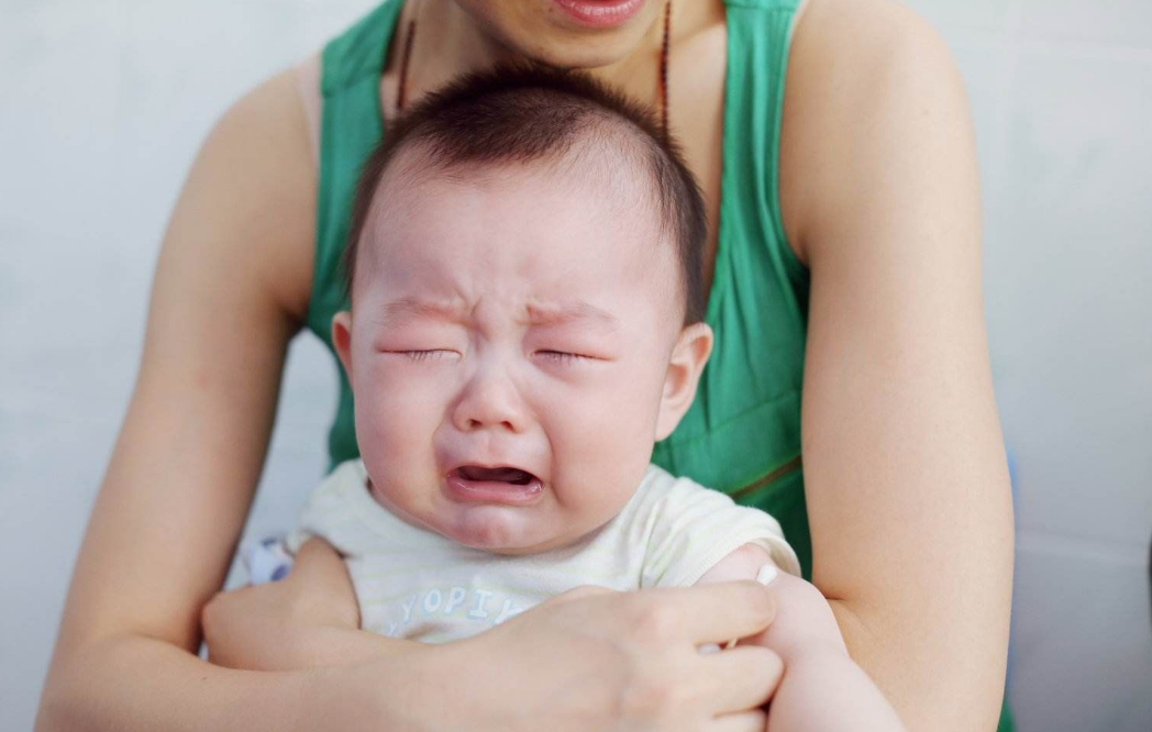 夏天寶寶長痱子能多洗澡嗎 如何護理長痱子的寶寶