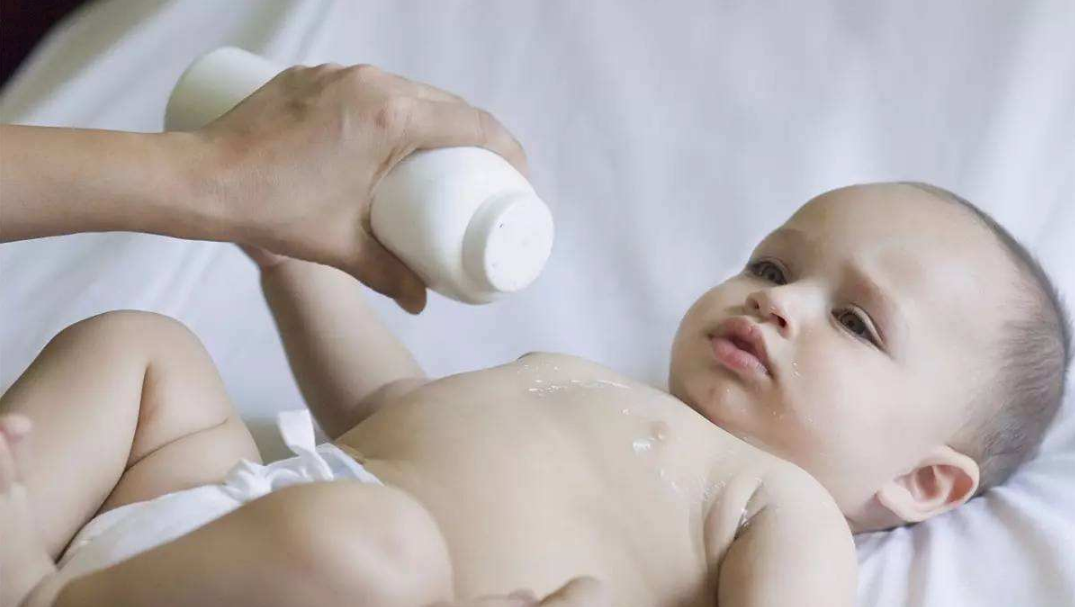 夏天寶寶長痱子能多洗澡嗎 如何護理長痱子的寶寶