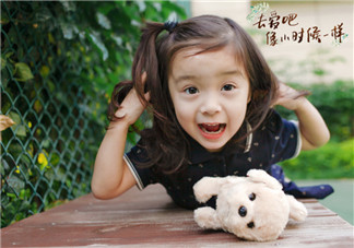 陪孩子過兒童節的心情說說 陪孩子過六一的句子短語朋友圈