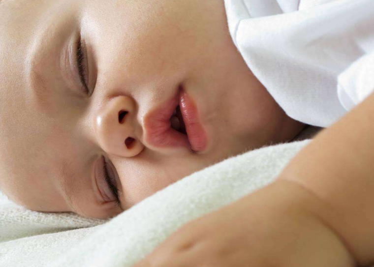 孩子生病了睡覺不踏實(shí)怎么辦 孩子生病睡不著解決方法2018