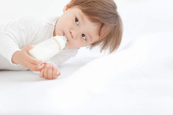 孩子不用水杯喝奶怎么辦 不同年齡學(xué)飲杯不同 孩子不用水杯喝奶怎么辦 不同年齡學(xué)飲杯不同