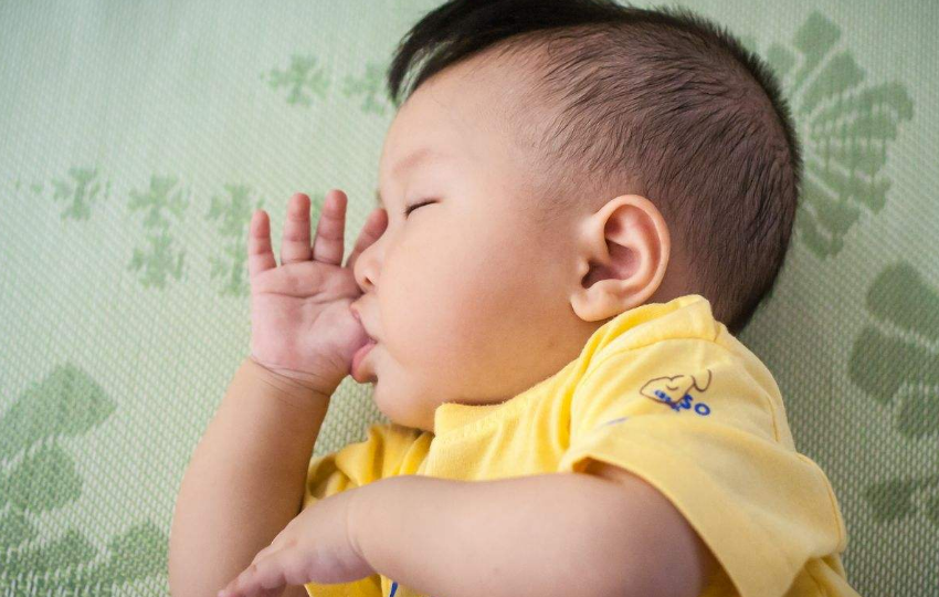 孩子平時喜歡吸手指是什么原因 孩子喜歡吸手指怎么辦好2018