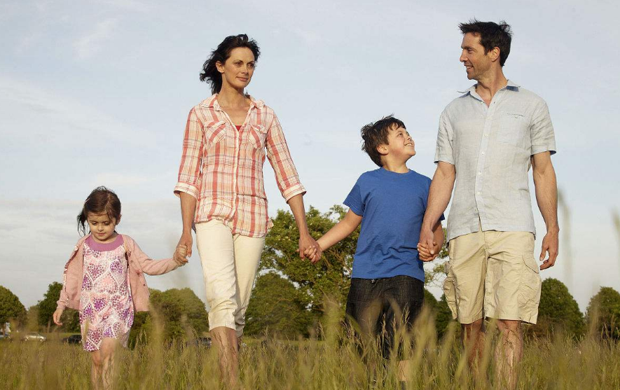 陪孩子散步感到幸福的心情說說 陪孩子散步的句子說說朋友圈