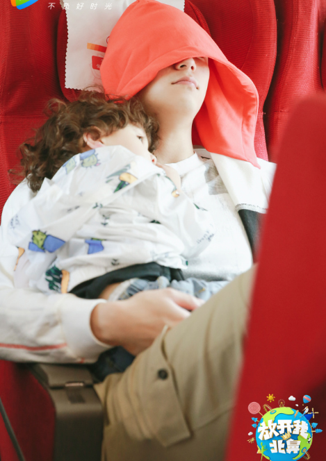 放開我北鼻黃景瑜一人帶四娃 誰還不是個寶寶了 放開我北鼻黃景瑜一人帶四娃 誰還不是個寶寶了