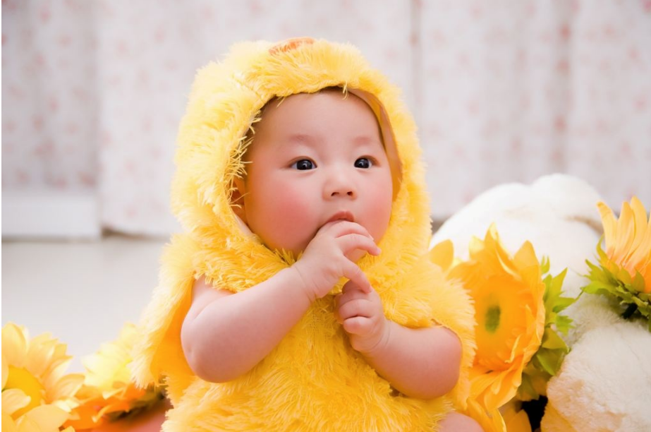 曬寶寶吃手照搞笑心情說說 寶寶吃手照片的搞笑句子朋友圈 曬寶寶吃手照搞笑心情說說 寶寶吃手照片的搞笑句子朋友圈