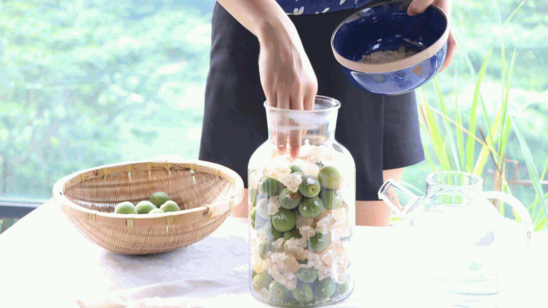 芒種泡青梅酒的帶圖心情說說 你有杯子我有青梅酒的心情句子