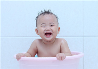 夏天寶寶被蚊蟲叮咬怎么辦  夏天要勤給寶寶洗澡