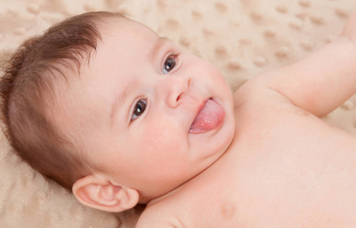 新生兒皮膚如何護(hù)理 夏天清潔時(shí)注意皮膚褶皺處 新生兒皮膚如何護(hù)理 夏天清潔時(shí)注意皮膚褶皺處