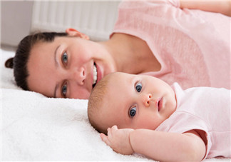 新生兒皮膚如何護(hù)理 夏天清潔時(shí)注意皮膚褶皺處 新生兒皮膚如何護(hù)理 夏天清潔時(shí)注意皮膚褶皺處