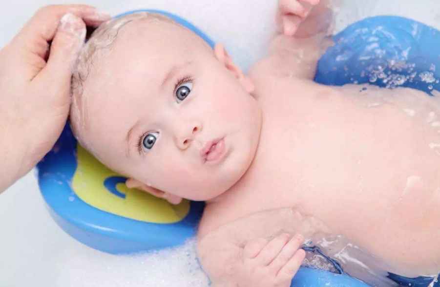 夏天寶寶怎么洗澡最好 夏季寶寶一天洗幾次澡比較好