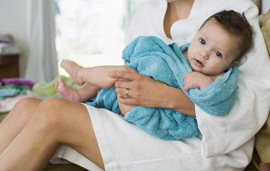 夏季天氣熱寶寶過敏如何選擇沐浴用品 寶寶皮炎出疹子怎么洗澡 夏季天氣熱寶寶過敏如何選擇沐浴用品 寶寶皮炎出疹子怎么洗澡