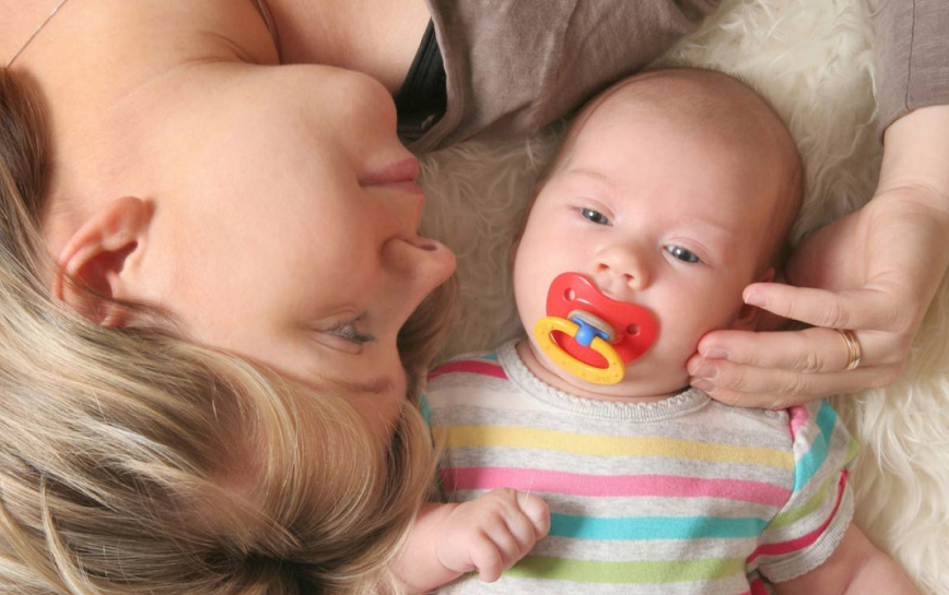 產(chǎn)后回歸職場還是做全職媽媽 ?成為全職媽媽好不好