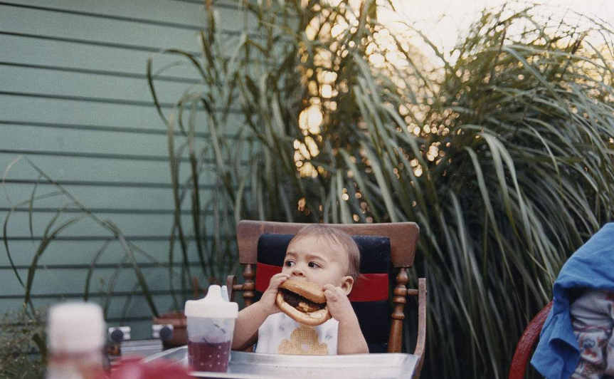 孩子吃母乳會性早熟嗎 孩子吃母乳性早熟是什么原因2018