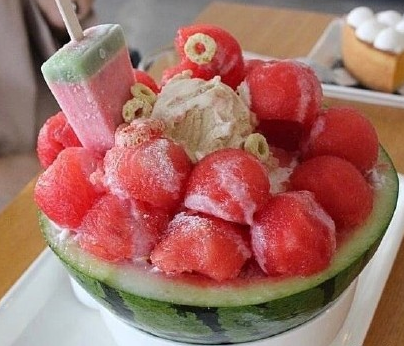 夏天吃西瓜的心情說說 形容夏天吃西瓜的說說圖片