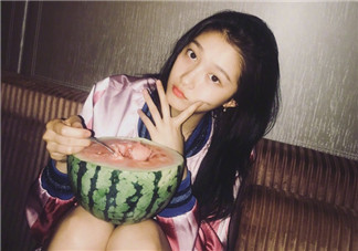 朋友圈發吃西瓜配文字 曬吃西瓜的說說句子圖片