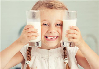 早上喝牛奶好還是晚上喝牛奶好 晚上最好是睡前1小時左右喝