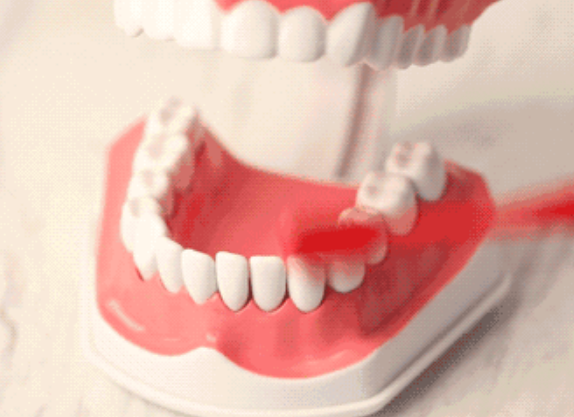 寶寶幾歲可以使用電動(dòng)牙刷 寶寶第一次用電動(dòng)牙刷主要什么