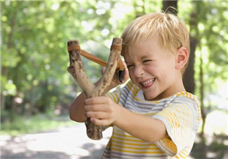2歲孩子喜歡打人和亂吃東西怎么辦 ?如何教育2歲孩子