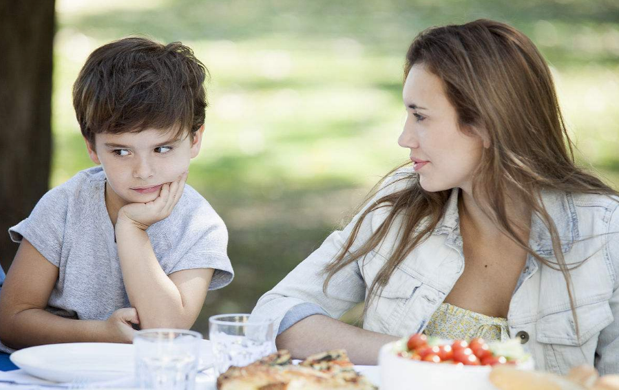 2歲孩子喜歡打人和亂吃東西怎么辦 ?如何教育2歲孩子