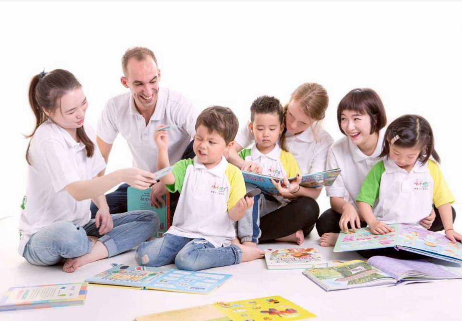 2歲孩子喜歡打人和亂吃東西怎么辦 ?如何教育2歲孩子