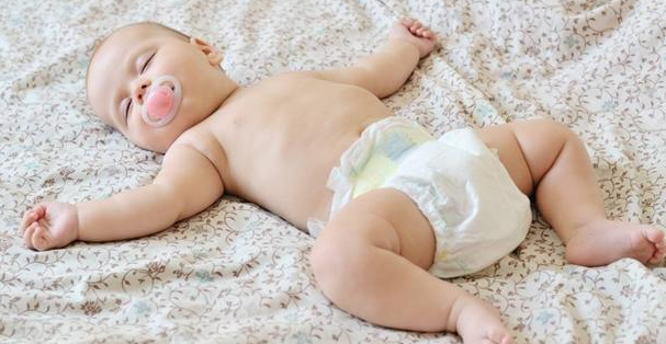 為什么寶寶睡覺(jué)投降姿勢(shì) 是一種對(duì)稱性的強(qiáng)直性頸部反射