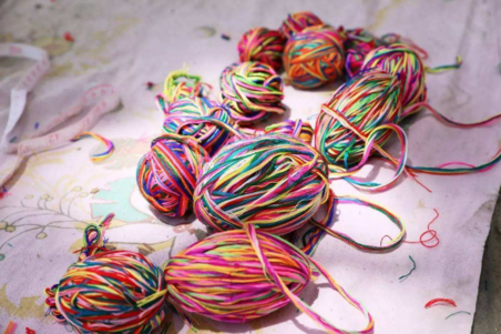 端午系五彩繩配圖心情說說 2018戴端午繩的圖片句子短語朋友圈