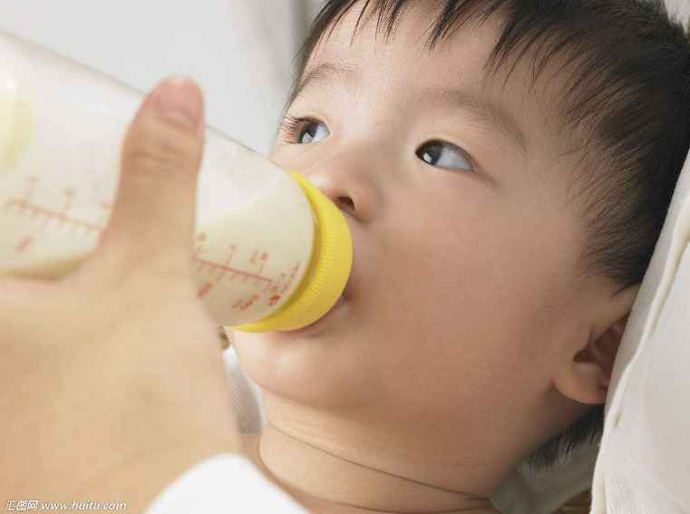 怎么判斷寶寶是否吃飽 2018寶寶吃不飽正確反應(yīng)