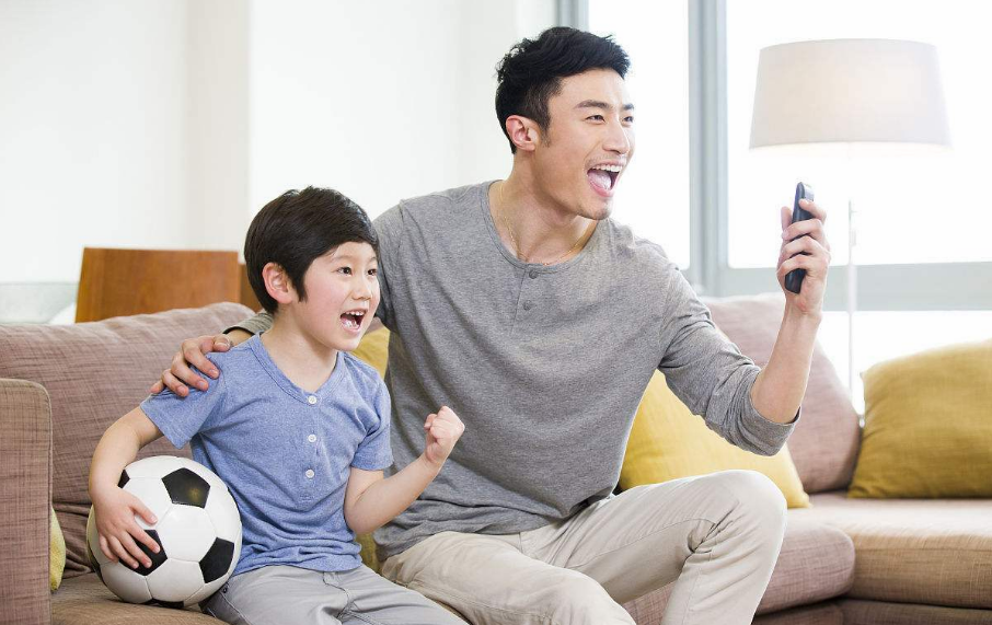 和爸爸看世界杯的心情說說 2018父親節(jié)的正確打開方式