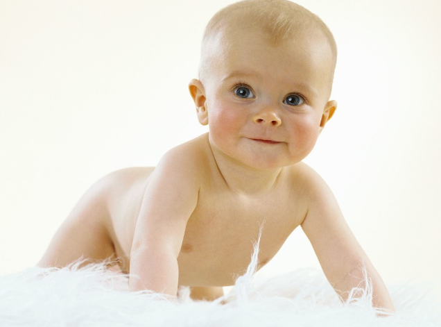 花露水噴到寶寶眼睛怎么辦 第一件事就是阻止寶寶揉眼睛