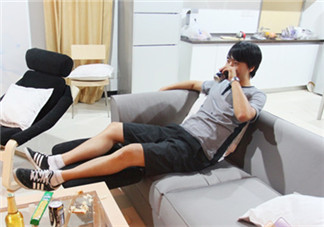 痛風熬夜比喝酒還厲害嗎 熬夜和喝酒都會引起痛風