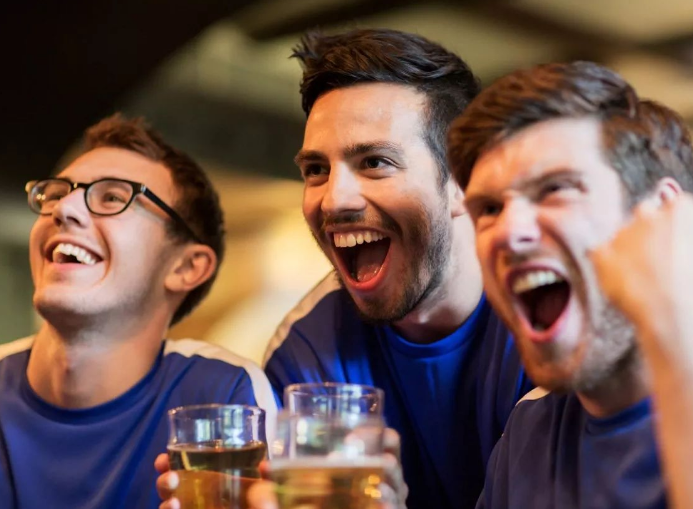 痛風熬夜比喝酒還厲害嗎 熬夜和喝酒都會引起痛風