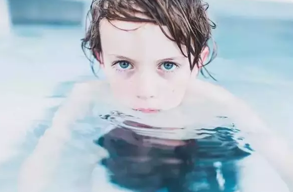 6個月寶寶用游泳圈好嗎 夏天嬰兒游泳要使用游泳圈嗎