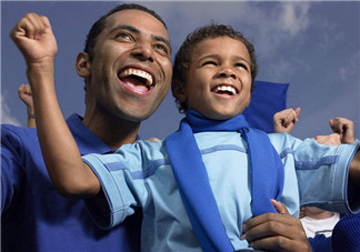 和爸爸看世界杯的心情說說 2018父親節(jié)的正確打開方式