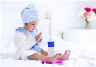 2018三伏天寶寶怎么防暑 夏季勤洗澡保持寶寶肌膚干爽