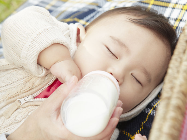 夏天寶寶不愛喝奶怎么辦 適當將奶粉沖稀一點